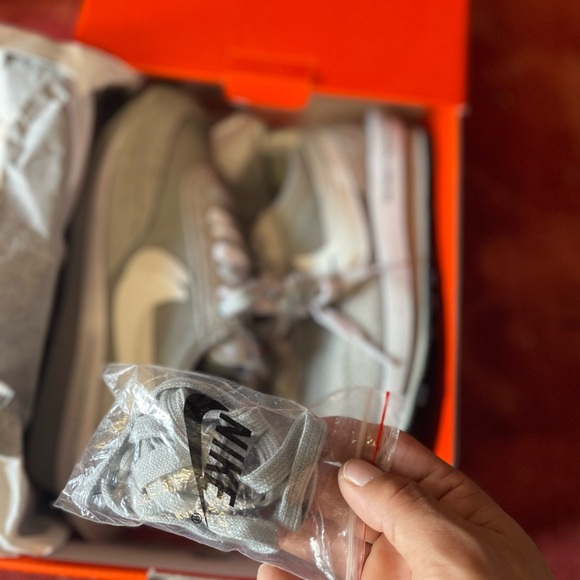 Nike
x sacai x Fragments LDWaffle "Grey" sneakers - Picture 11 of 12